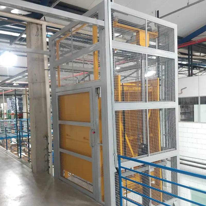 Elevador de carga industrial enclausurado em galpão