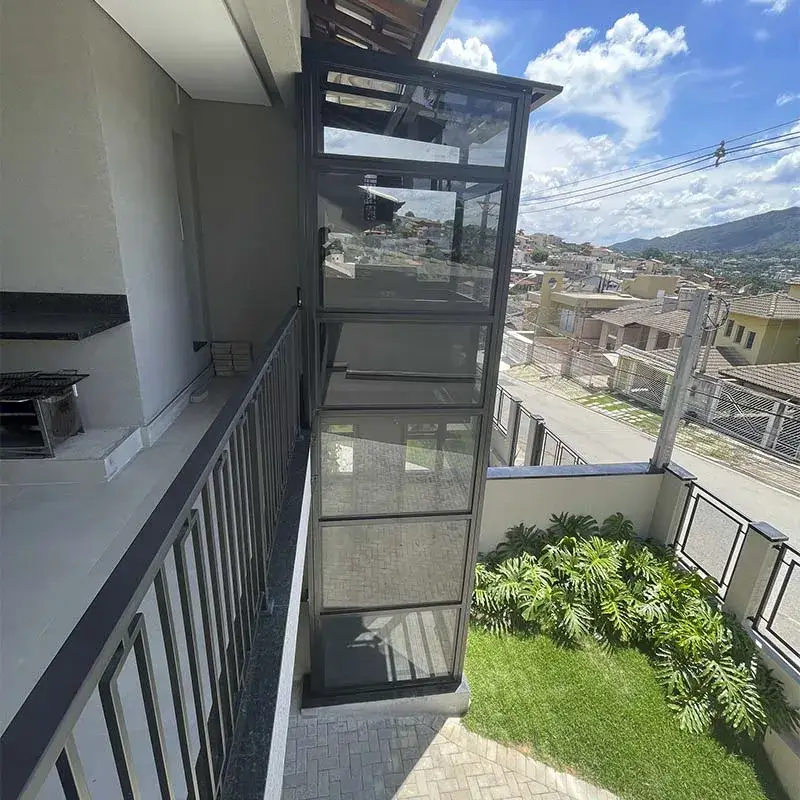 Elevador externo envidraçado em fachada residencial de vários pavimentos