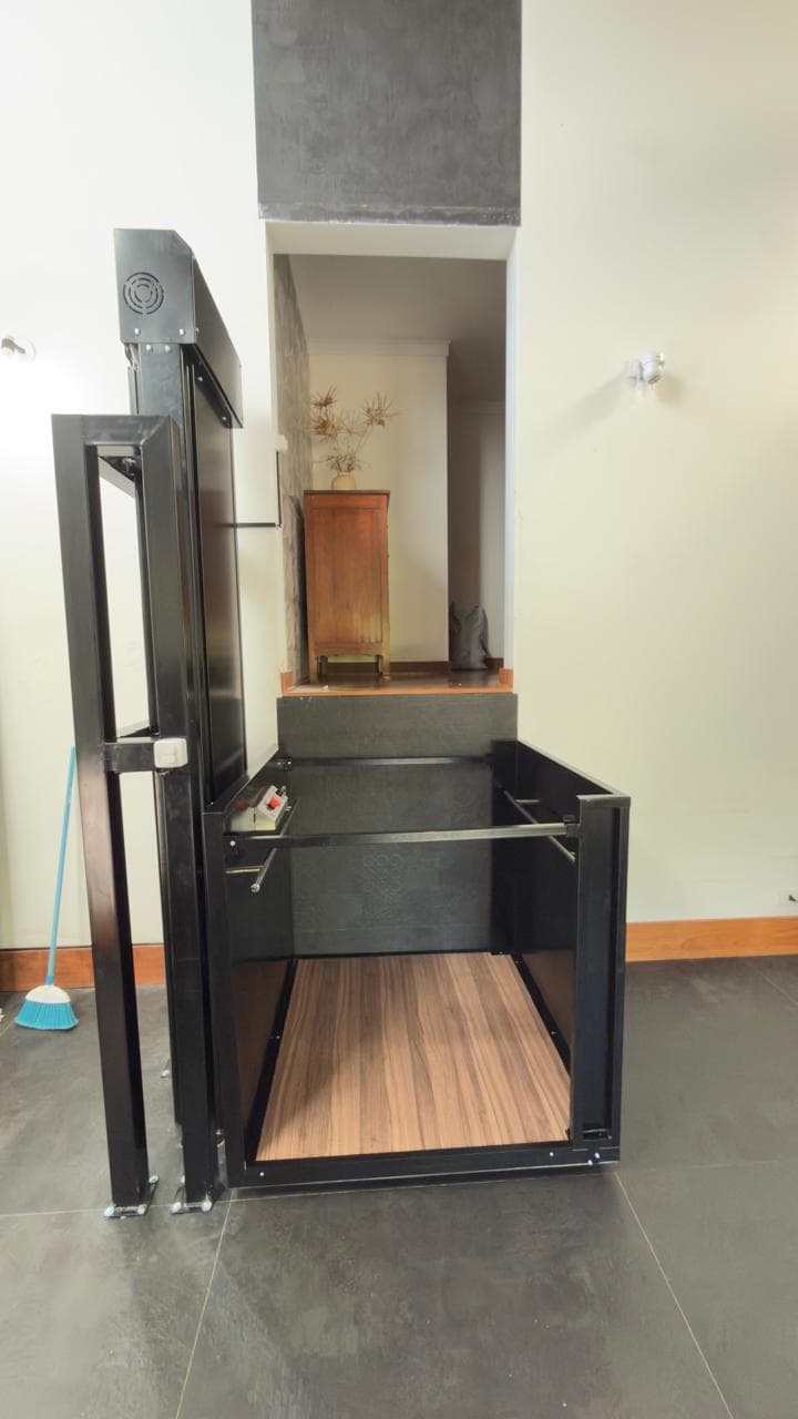Plataforma residencial com guarda corpo em estrutura preta instalada em ambiente interno