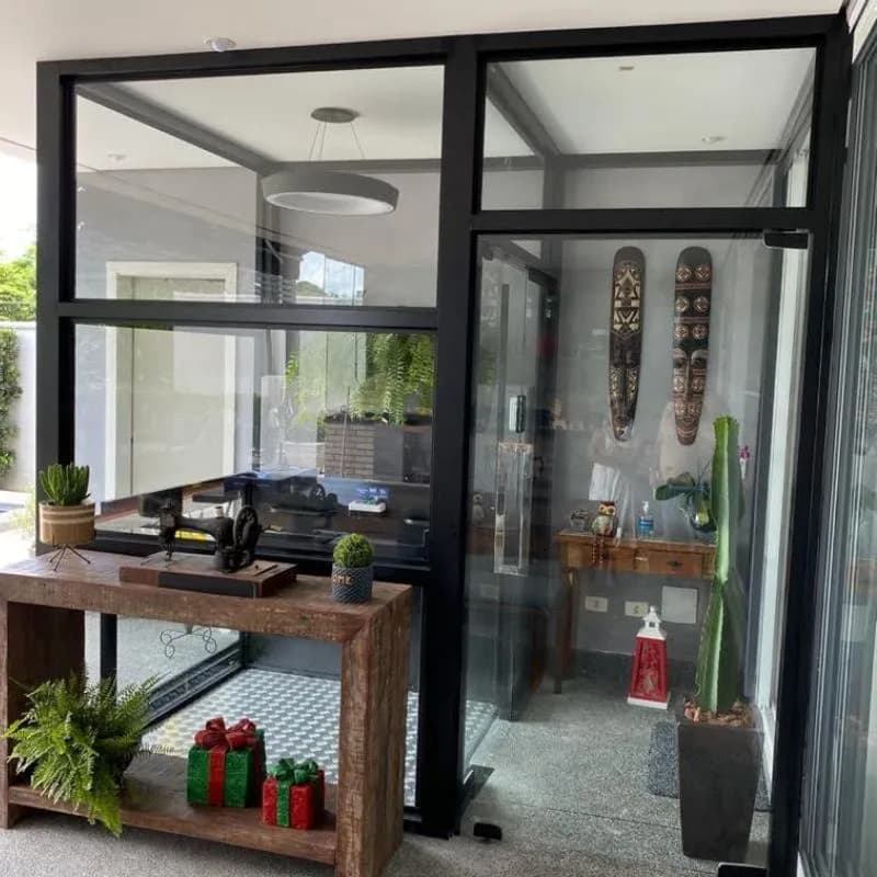 Cabine hidráulica espaçosa para transporte de maca em ambiente clínico residencial